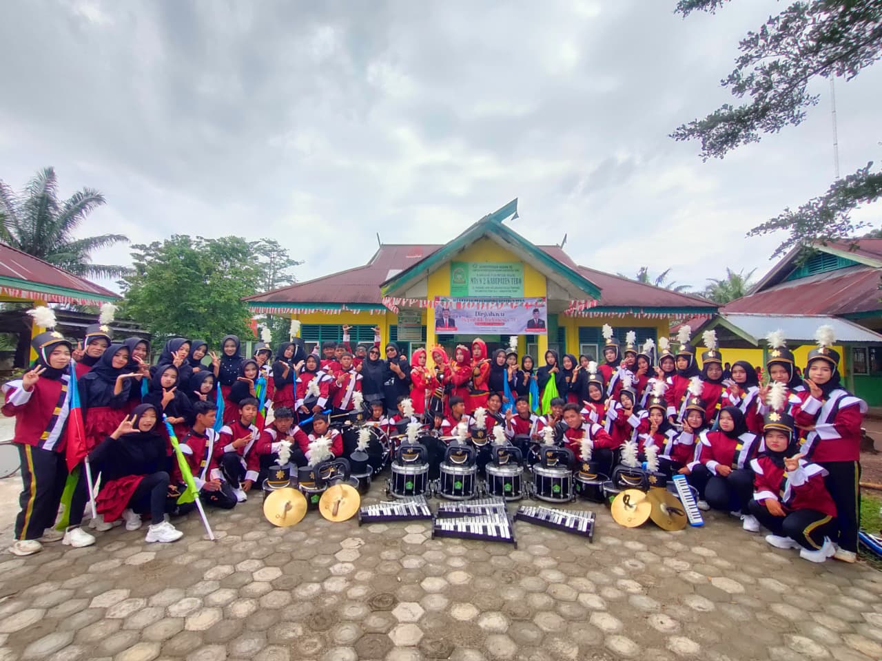 GEMA MERDEKA BERSAMA GITA BUANA! MTSN 2 TEBO TUNJUKKAN AKSI DI FESTIVAL DRUMBAND TEBO ULU