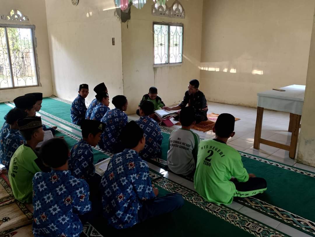MTsN 2 TEBO LAKSANAKAN SHOLAT DHUHA DAN TILAWAH AL-QURAN SEBAGAI PROGRAM RUTIN PEMBINAAN SPIRITUAL