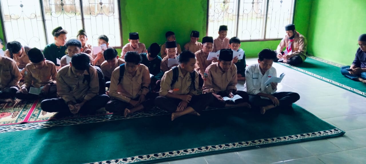 AGENDA RUTIN JUMAT MTSN 2 TEBO: MENANAMKAN NILAI AKHLAKUL KARIMAH DALAM PEMBENTUKAN KARAKTER SISWA