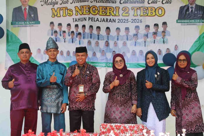 Pembagian Piagam Penghargaan Siswa Berprestasi Warnai Pelepasan Kelas IX Angkatan ke-29 MTs Negeri 2 Tebo Pembagian Piagam Penghargaan Siswa Berprestasi Warnai Pelepasan Kelas IX Angkatan ke-29 MTs Negeri 2 Tebo