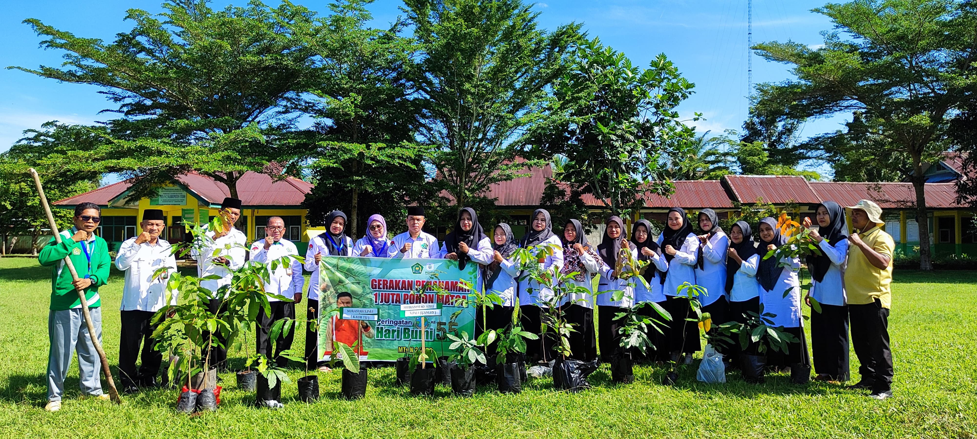 PARTISIPASI MTSN 2 TEBO DALAM PROGRAM SEJUTA POHON MATOA: KOMITMEN UNTUK BUMI LEBIH HIJAU
