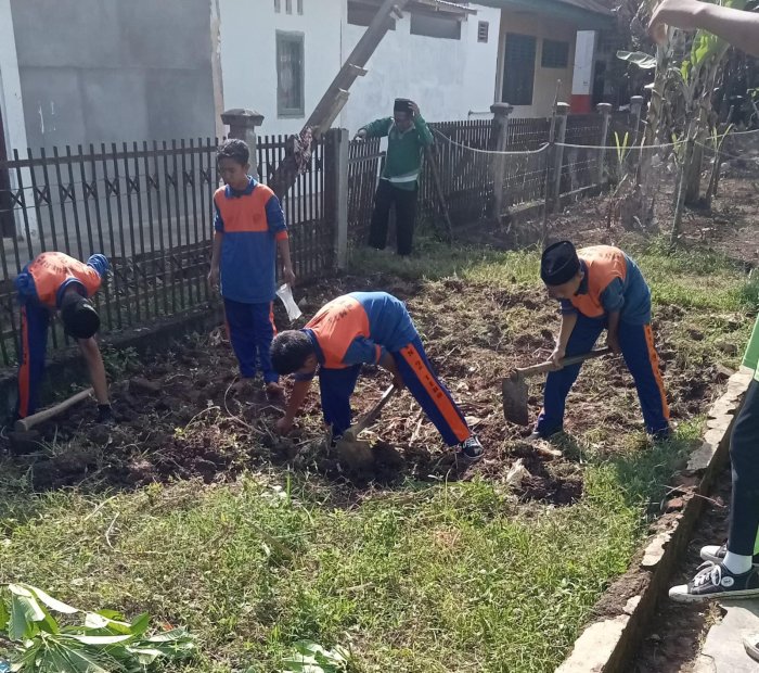 Sabtu Bersih, MTs  Negeri 2 Tebo Gelar Gotong Royong Bersama