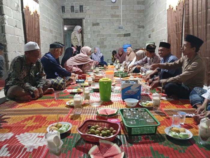 Buka Bersama Pertama Keluarga Besar MTs  Negeri 2 Tebo di Rumah Salah Satu PTK