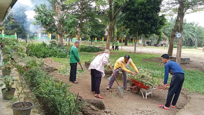 Sabtu Bersih MTs  Negeri 2 Tebo, Antusias Gotong Royong Wujudkan Lingkungan Nyaman