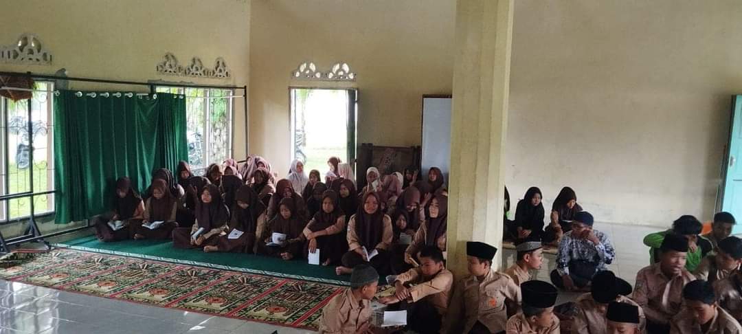 MTsN 2 TEBO GELAR PEMBACAAN YASIN JUMAT PAGI, PENGUATAN SPIRITUALITAS SISWA MELALUI ROHIS