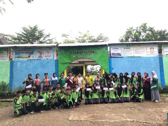 SMA Praja Nusantara Berikan Sosialisasi Pendidikan ke MTsN 2 Tebo