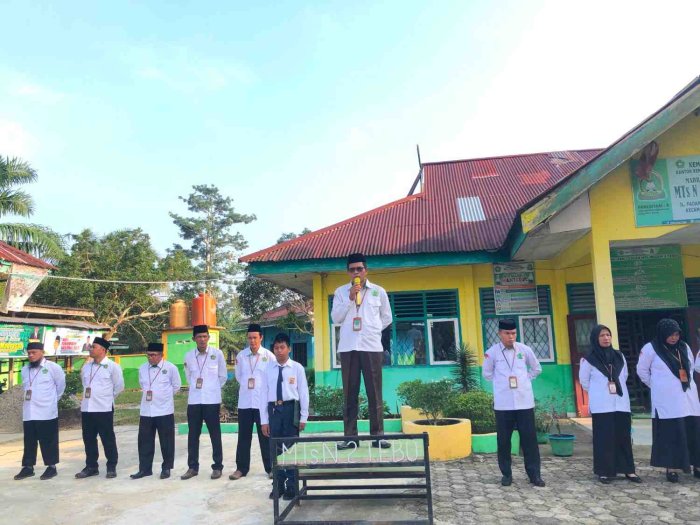 Rutinitas Upacara Bendera di MTs Negeri 2 Tebo Berjalan Lancar Rutinitas Upacara Bendera di MTs Negeri 2 Tebo Berjalan Lancar
