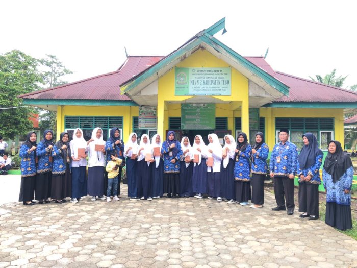 Kisah Berani dalam Tulisan: MTsN 2 Tebo Anugerahkan Hadiah Lomba Cerpen Hari Pahlawan