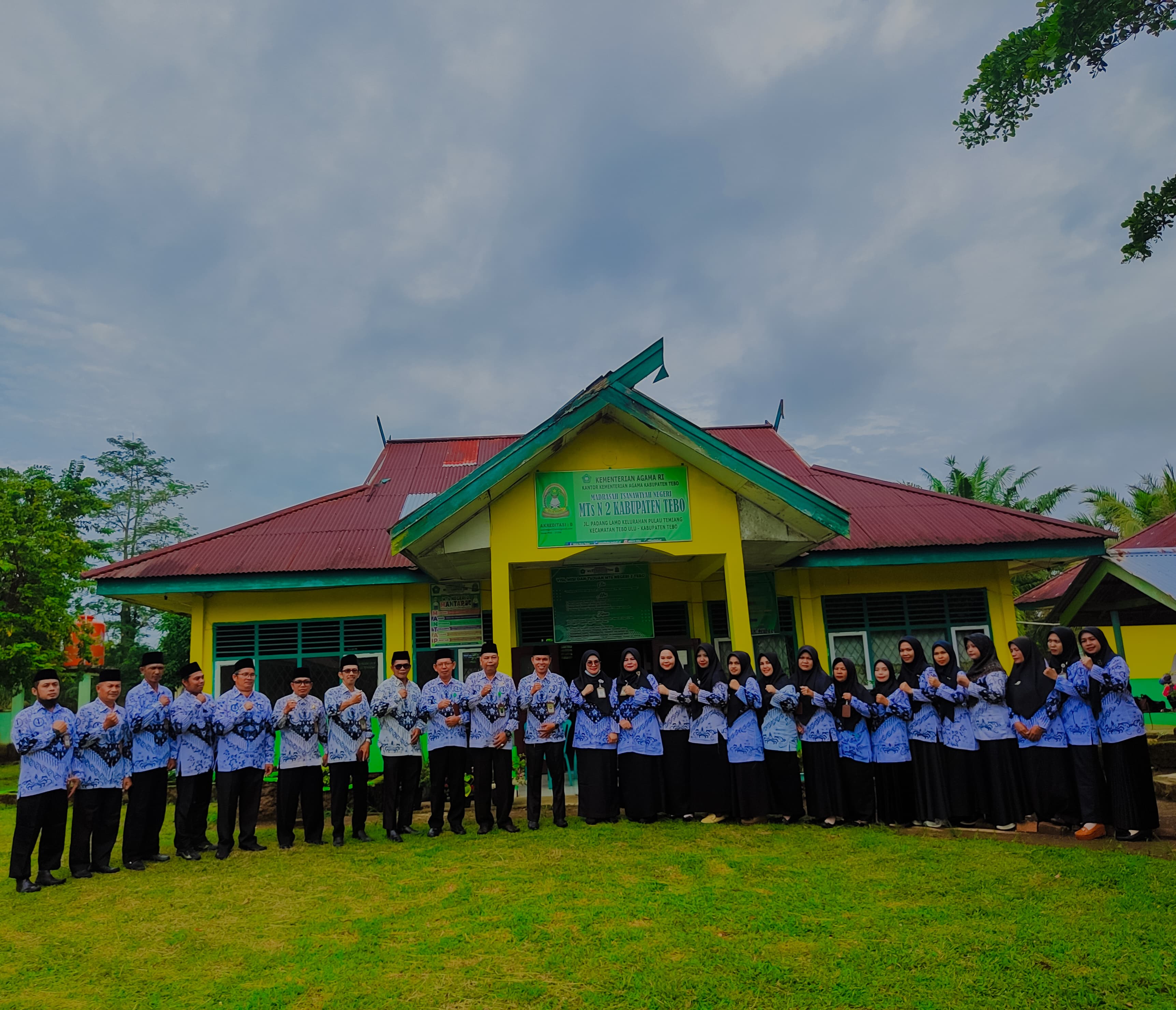 UPACARA PERINGATAN HARI GURU DI MTSN 2 TEBO: MENGHARGAI DEDIKASI PAHLAWAN TANPA TANDA JASA