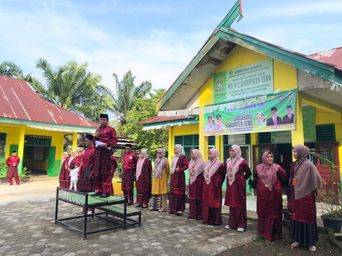 MTsN 2 Tebo Tunjukkan Dedikasi untuk Daerah lewat Upacara Peringatan HUT ke-26 Tebo