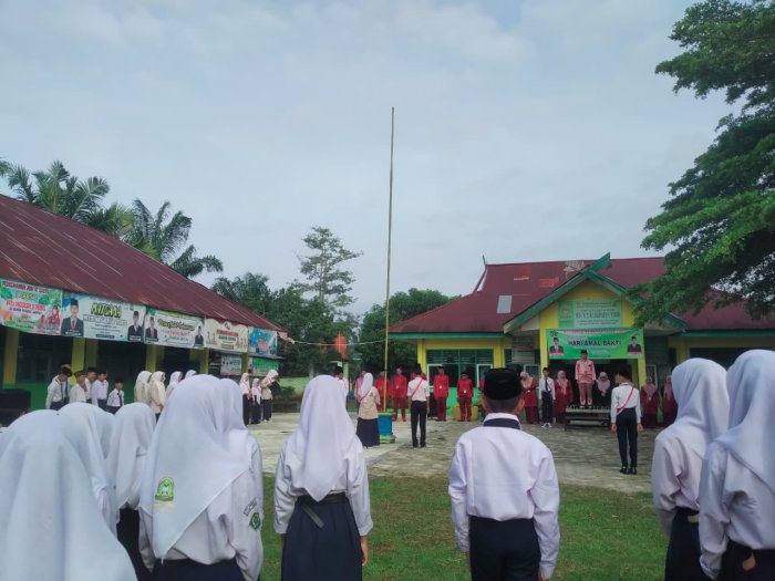 Upacara Perdana Semester Genap, MTsN 2 Tebo Awali Pembelajaran dengan Semangat Baru