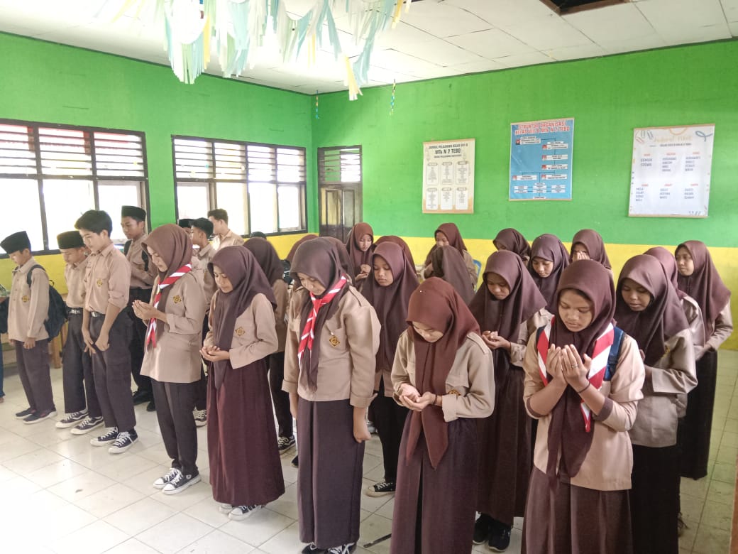 SUKSESKAN PEMBENTUKAN KARAKTER, MTSN 2 TEBO GELAR LATIHAN KECAKAPAN UMUM PRAMUKA