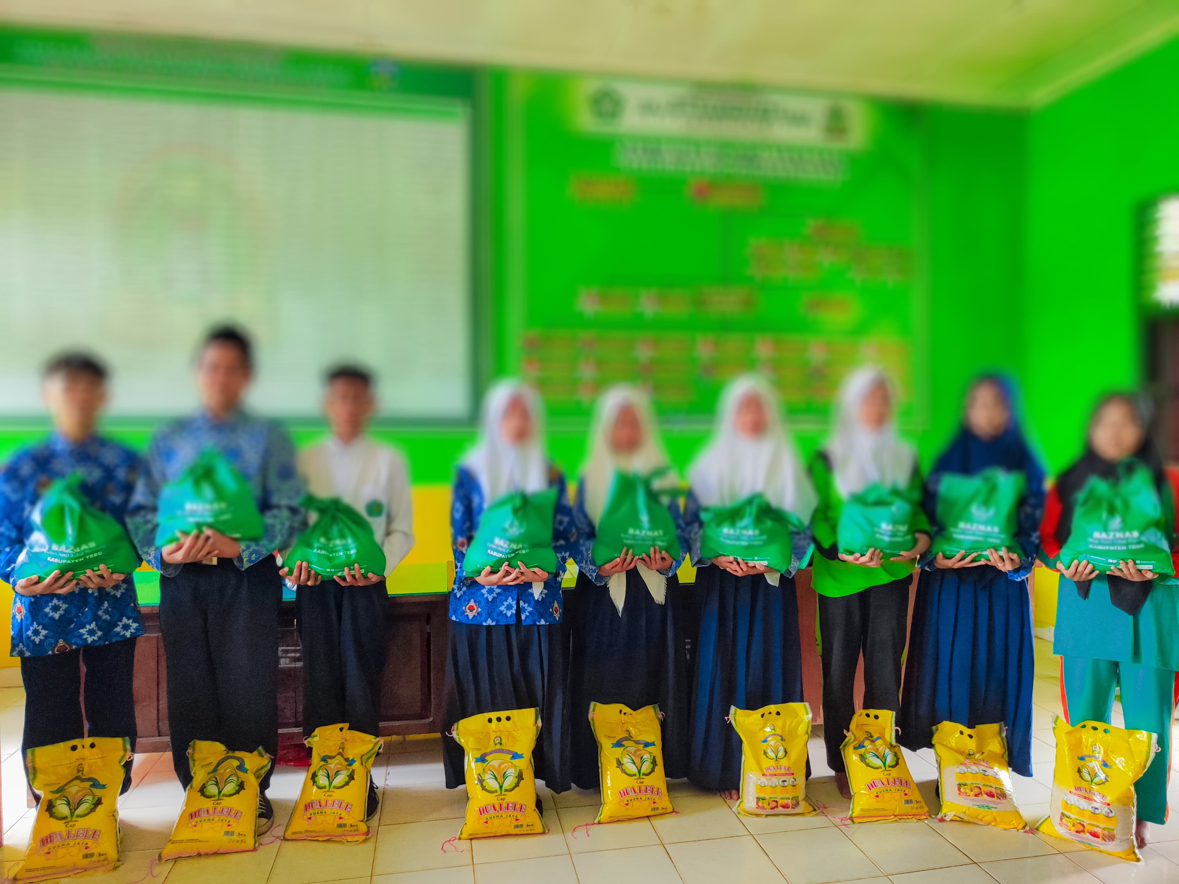 PENYALURAN ZAKAT, INFAQ, DAN SHADAQAH (ZIS) DI MTSN 2 TEBO
