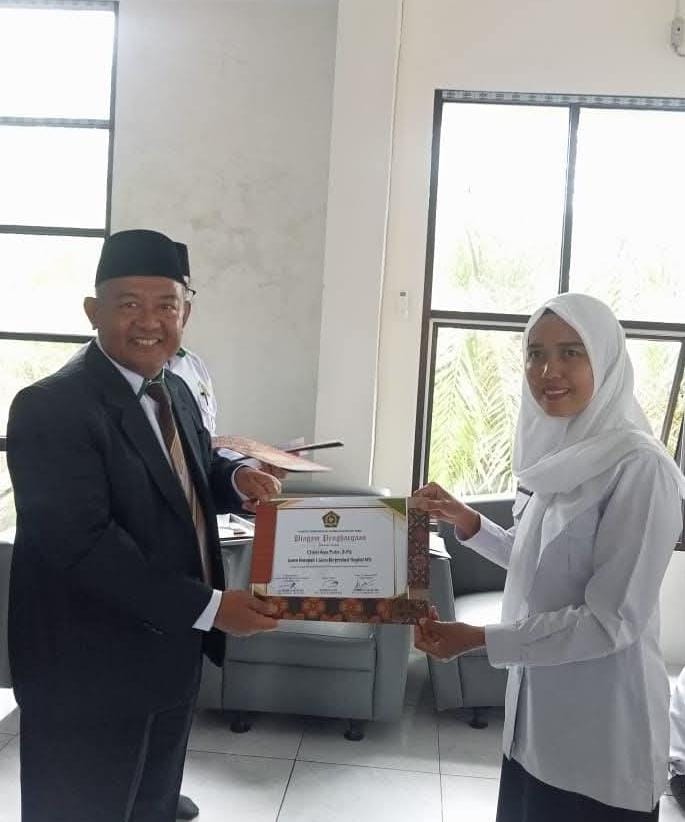 PRESTASI GEMILANG! GURU MTSN 2 TEBO TERIMA PENGHARGAAN GURU BERPRESTASI DARI KEMENTERIAN AGAMA