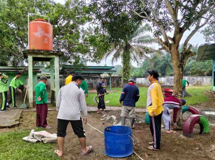 PTK MTs  Negeri 2 Tebo Laksanakan Gotong Royong Perbaikan Halaman Musholla