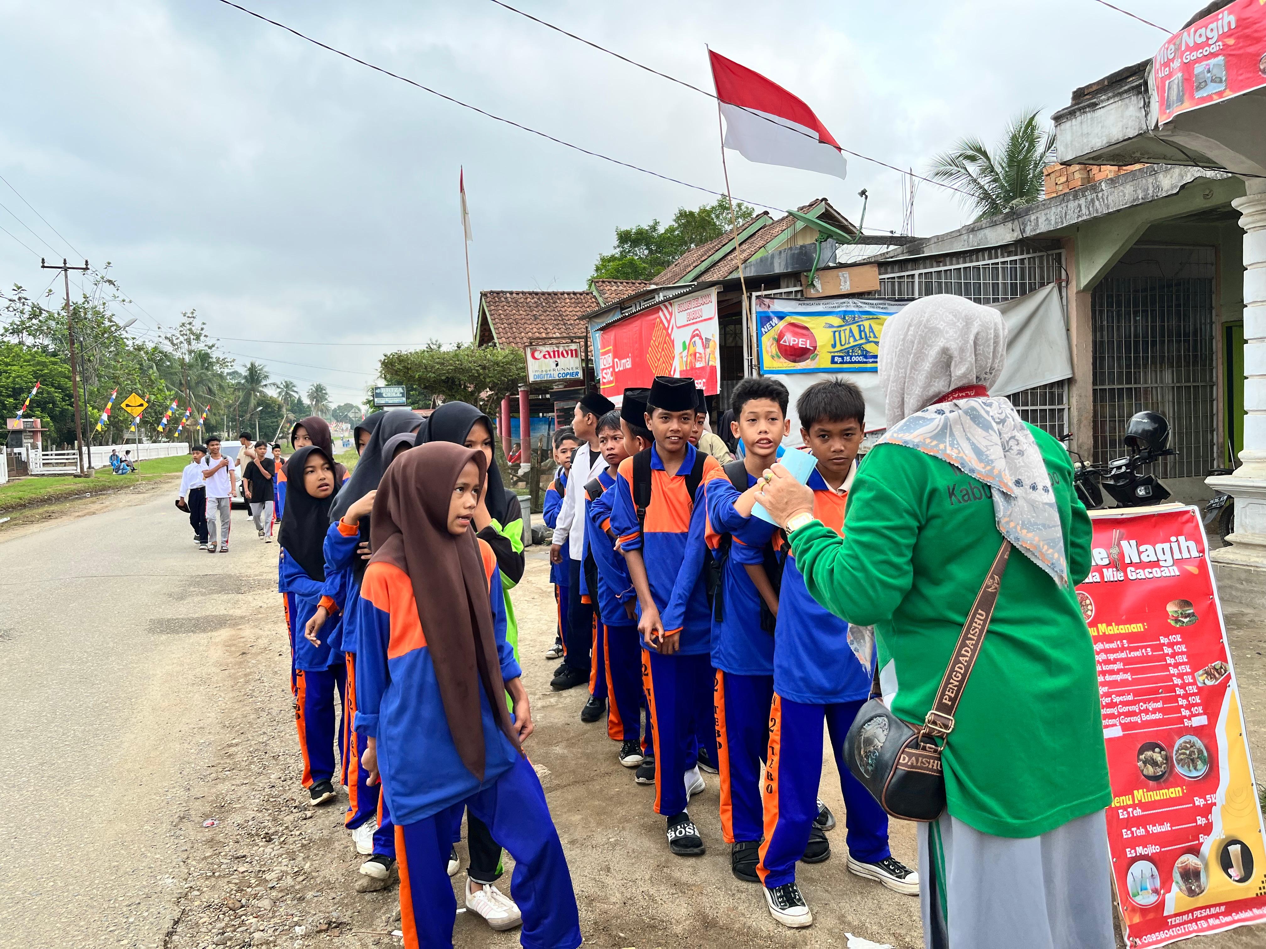 MTsN 2 Tebo Hadirkan Energi Positif di Jalan Santai Kelurahan Pulau Temiang