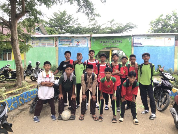 MTsN 2 Tebo Gelar Laga Persahabatan Sepak Bola dengan MTsN 5 Tebo: Junjung Sportivitas, Pererat Silaturahmi