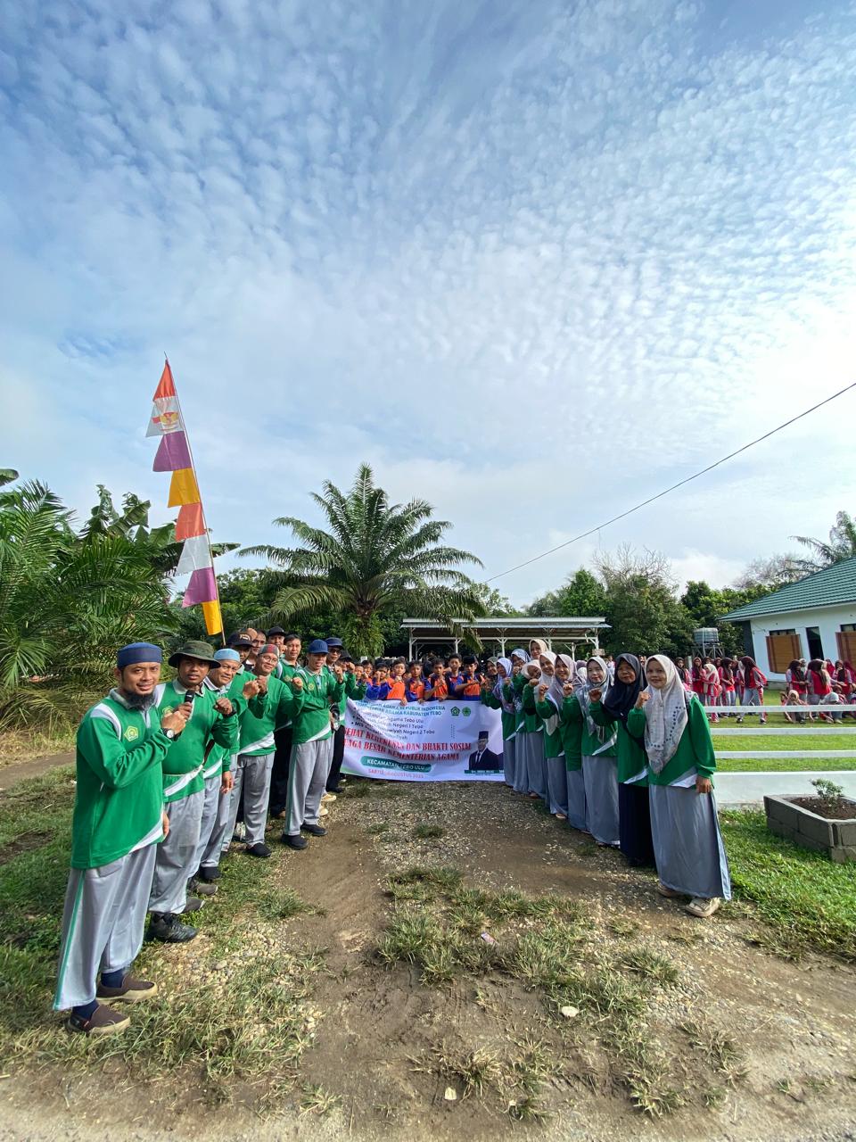 MTSN 2 TEBO LAKUKAN JALAN SEHAT KERUKUNAN DAN BAKTI SOSIAL DI MASJID AN NIKMAH