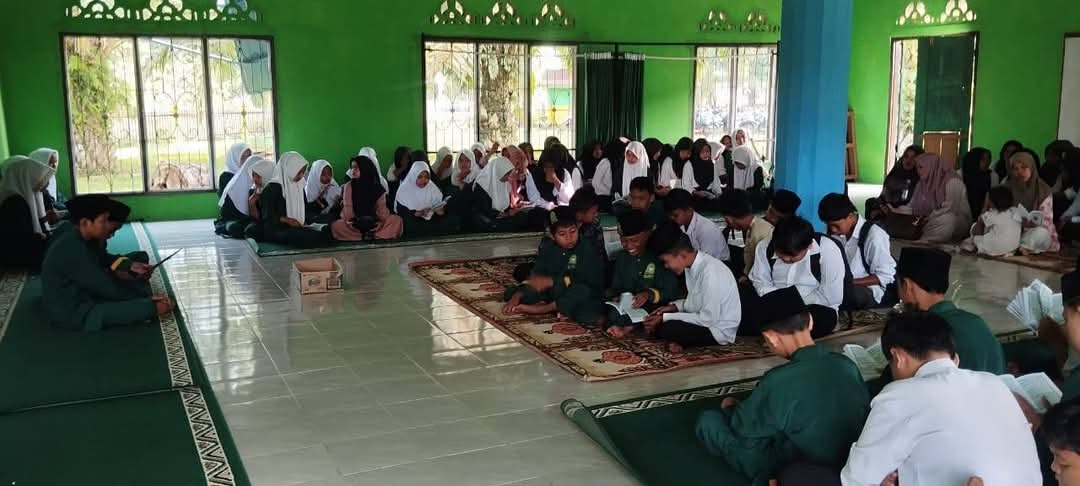 MENINGKATKAN IMAN DAN TAQWA: RUTINAN PEMBACAAN YASIN DAN TAUSIAH JUMAT DI MTSN 2 TEBO