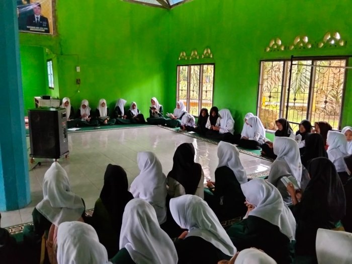 MTs  Negeri 2 Tebo Gelar Kegiatan Rutinan Yasinan Bersama Setiap Jumat Pagi Sebelum Kegiatan Belajar Mengajar