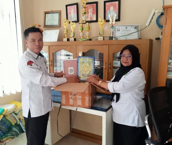 Tebar Kebaikan, PTK MTs  Negeri 2 Tebo Realisasikan Wakaf Al-Quran