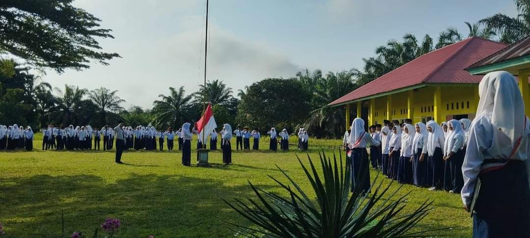 SEMANGAT PAHLAWAN MUDA: MTsN 2 TEBO GELAR UPACARA PERINGATAN HARI PAHLAWAN DENGAN KHIDMAT