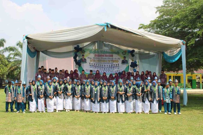 Pemasangan Selempang dan Pengalungan Medali Warnai Momen Haru Perpisahan Siswa Kelas IX MTs Negeri 2 Tebo Pemasangan Selempang dan Pengalungan Medali Warnai Momen Haru Perpisahan Siswa Kelas IX MTs Negeri 2 Tebo