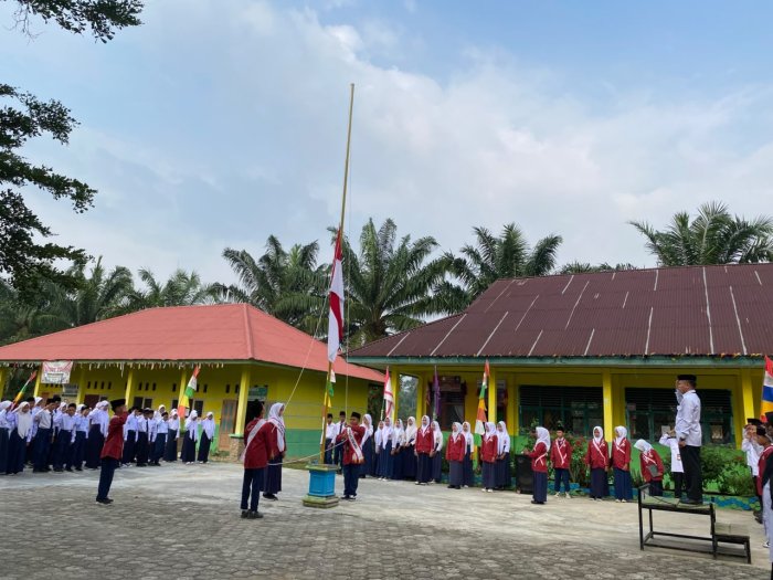 Upacara Bendera MTs Negeri 2 Tebo sekaligus Pembagian Reward MATAMUDA Siswa Baru Upacara Bendera MTs Negeri 2 Tebo sekaligus Pembagian Reward MATAMUDA Siswa Baru