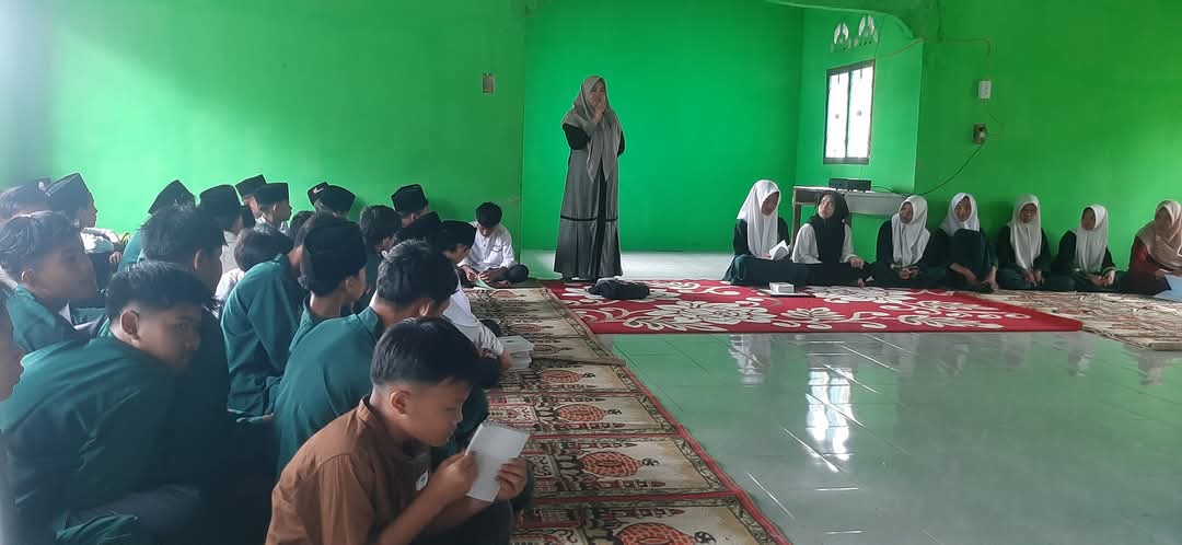 SEJUKKAN HATI DI AWAL HARI, MTSN 2 TEBO GELAR PEMBIASAAN ISLAMI SETIAP JUMAT PAGI