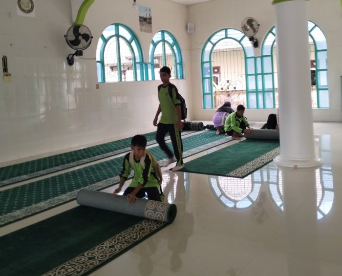 Menebar Kepedulian, Mengukir Kebersihan, Aksi GEBER MTs  Negeri 2 Tebo di Masjid penuh Antusias