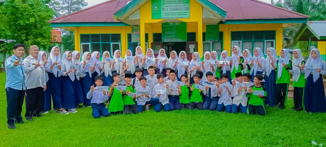 PENDISTRIBUSIAN BUKU REKENING SISWA PENERIMA PIP DI MTSN 2 TEBO