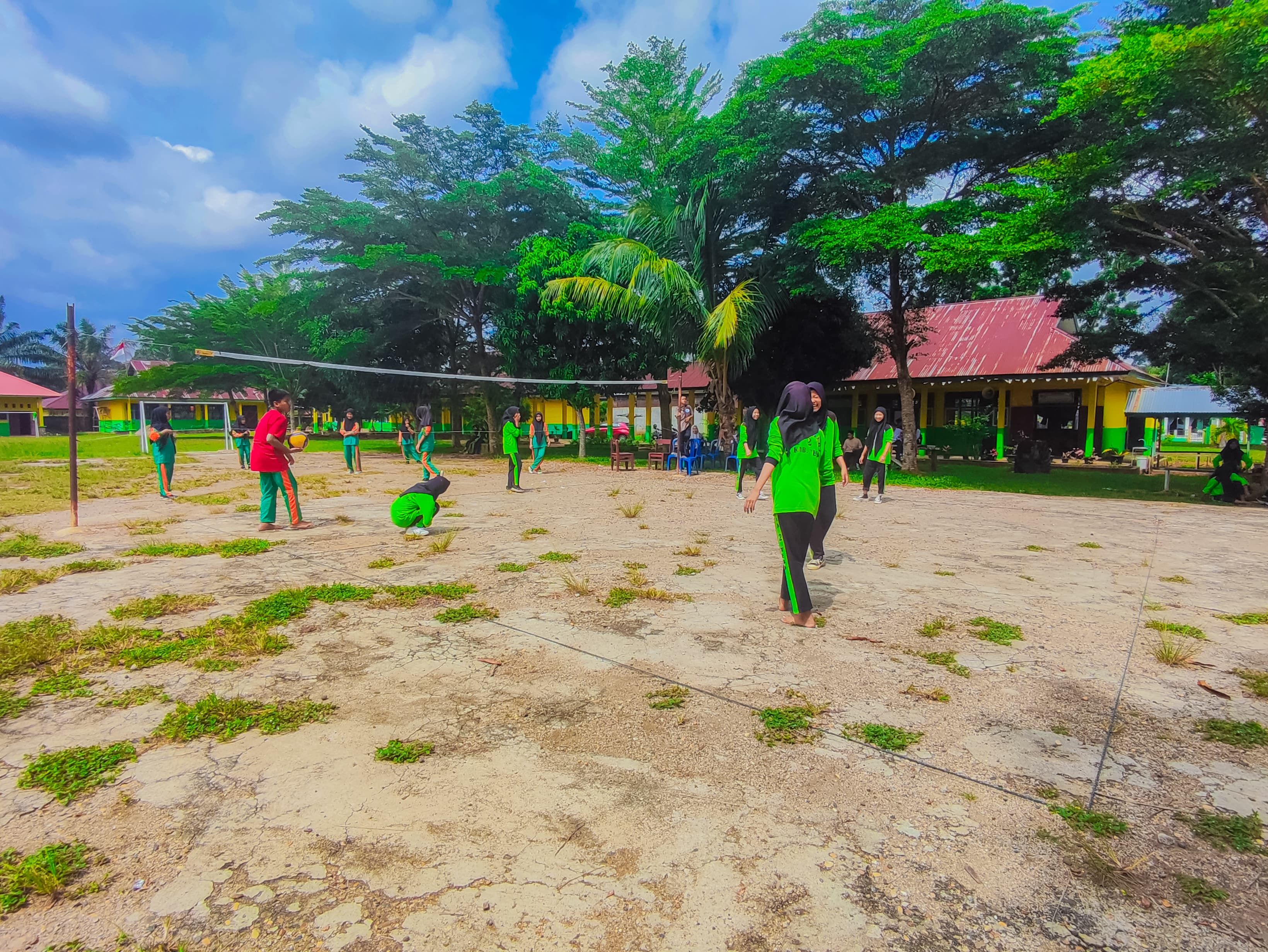 SEMANGAT DAN KOMPETISI MENINGKAT, LOMBA VOLI MTSN 2 TEBO SUKSES DIGELAR