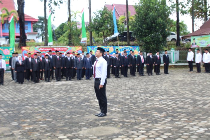 Kepala MTsN 2 Tebo Ikuti Upacara HAB ke-80 Kemenag dan Terima Penghargaan Satyalancana 20 Tahun