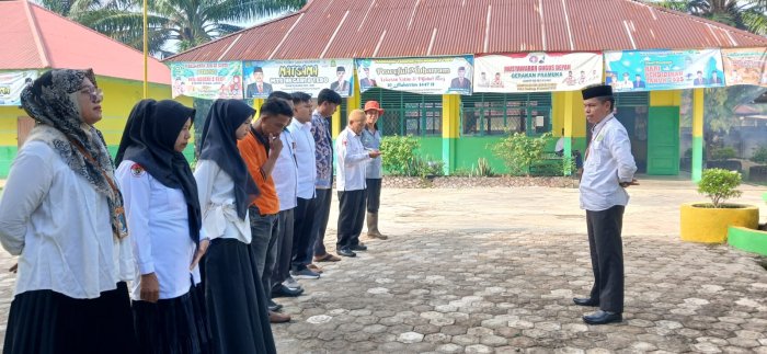 Kepala MTsN 2 Tebo Pimpin Apel Pagi Bersama Staf Tata Usaha