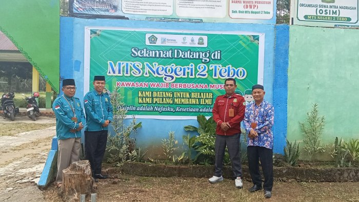 Meneguhkan Identitas Madrasah, MTs  Negeri 2 Tebo Perbarui Spanduk Selamat Datang dan Visi Misi