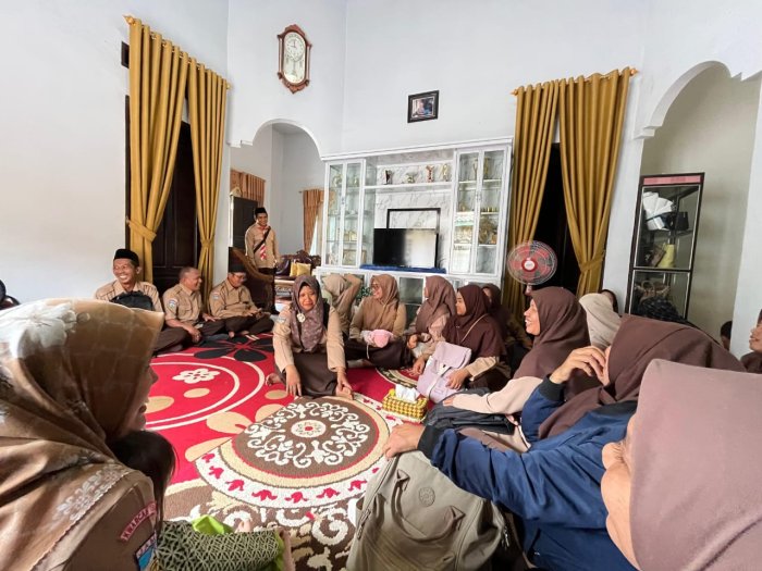 Keluarga Besar MTsN 2 Tebo Menjenguk Ibu Kepala TU yang Baru Melahirkan Putri Kelima