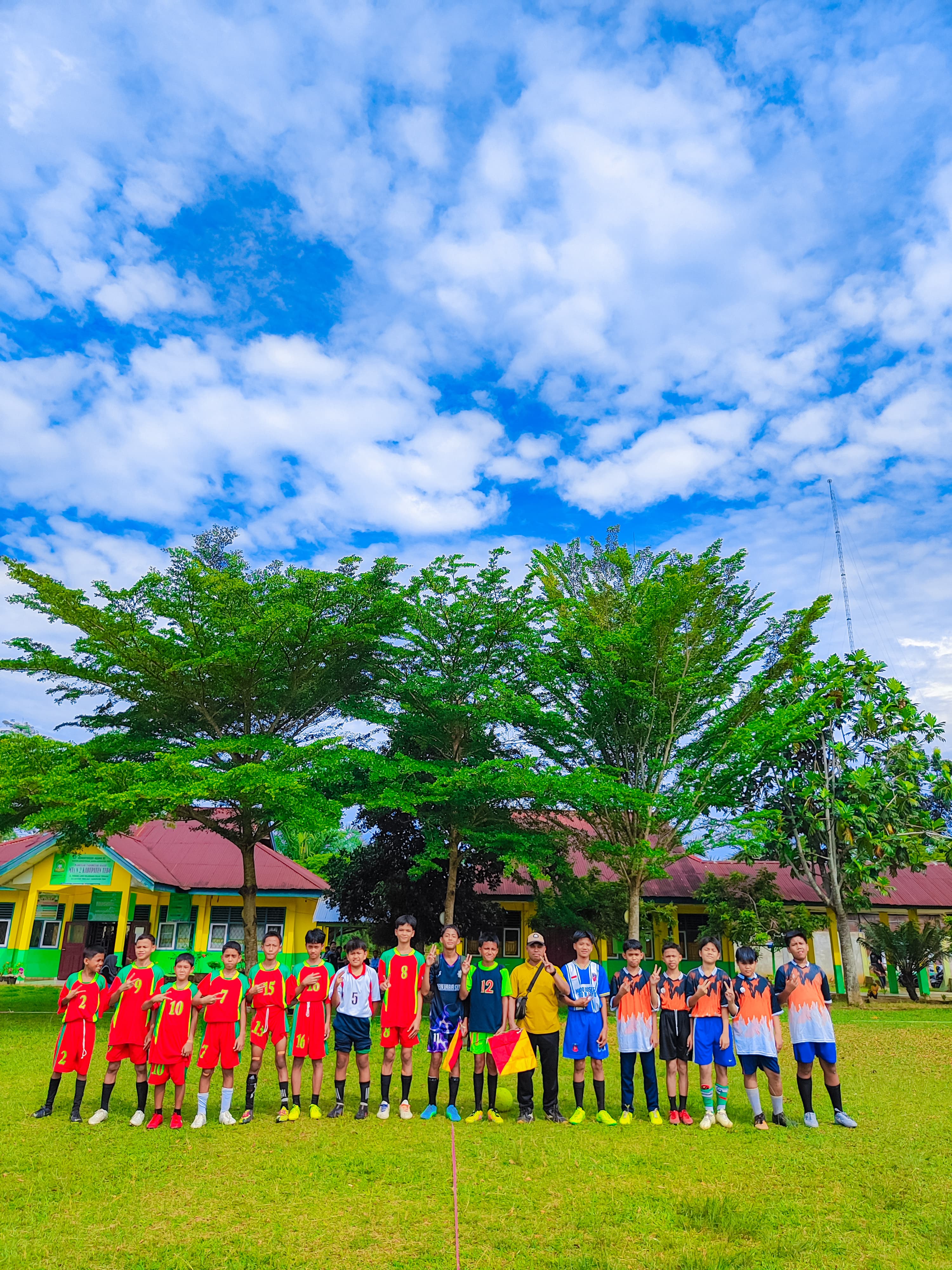 PEREBUTKAN JUARA, LOMBA BOLA KAKI MTSN 2 TEBO MENJADI AJANG KOMPETISI SERU