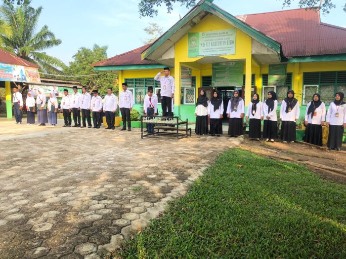 Semangat diawal Pekan, MTsN 2 Tebo Teguhkan Disiplin Lewat Upacara Bendera
