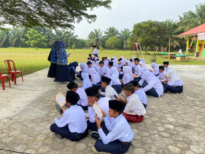 Puskesmas Pulau Temiang Sosialisasikan Aplikasi Cek Kesehatan Gratis kepada Siswa Kelas VII MTs  Negeri 2 Tebo