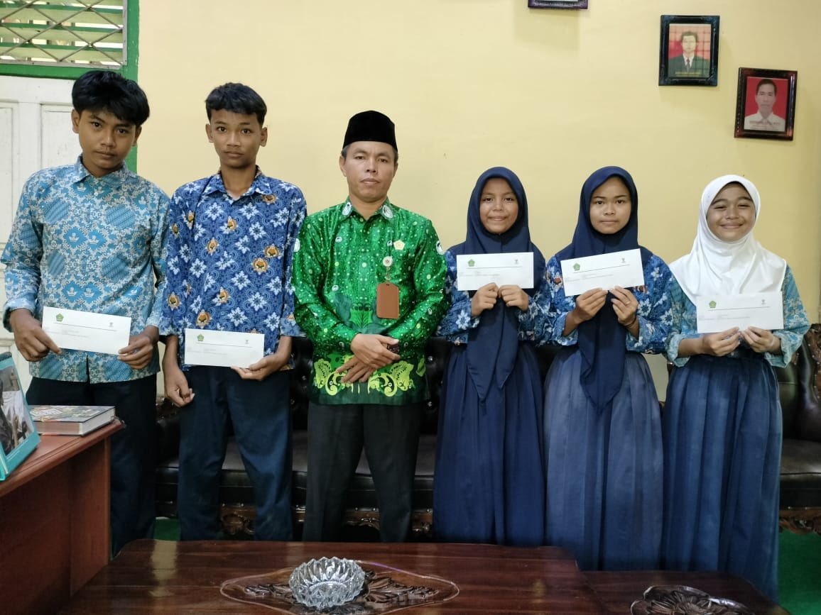 SISWA MTSN 2 TEBO MENERIMA BANTUAN DARI BAZNAS, TINGKATKAN KESEJAHTERAAN PENDIDIKAN