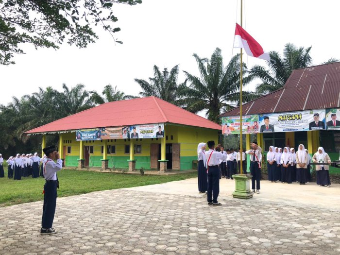MTsN 2 Tebo Gelar Upacara Bendera sebagai Wujud Pembinaan Disiplin dan Nasionalisme