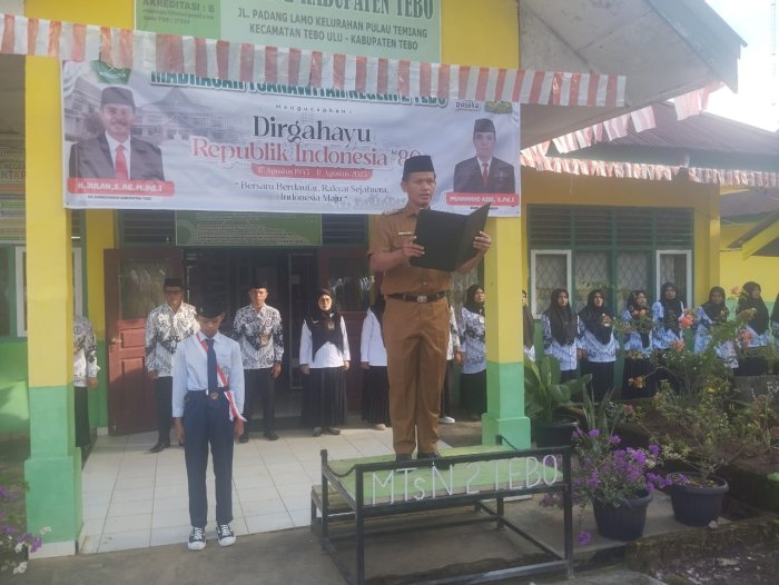 UPACARA BENDERA SENIN DI MTSN 2 TEBO DIHADIRI CAMAT TEBO ULU SEBAGAI PEMBINA