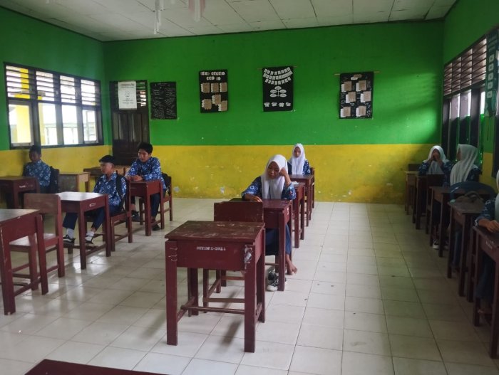 Pembiasaan Literasi Pagi MTsN 2 Tebo: Membaca Ayat Pendek Juz 30 Bersama Wali Kelas