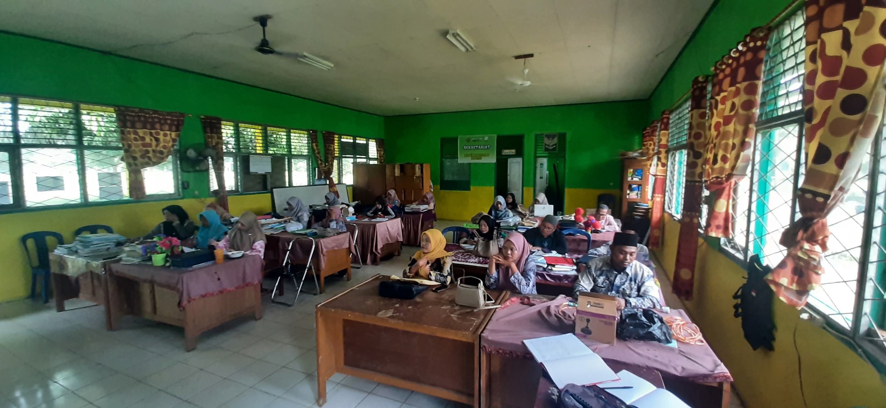 Kompak dan Terencana: MTsN 2 Tebo Gelar Rapat Evaluasi Hasil Ujian untuk Kenaikan Kelas dan Pembagian Tugas Guru