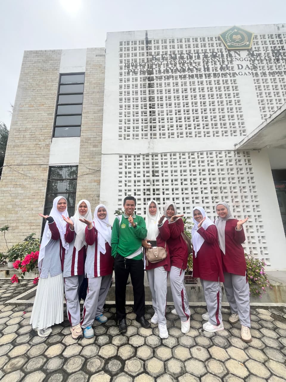 SEMARAK HUT RI KE-80, TIM MTSN 2 TEBO RUNNER UP LOMBA ESTAFET SARUNG DI DWP KEMENAG