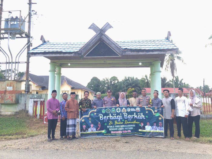 MTs  Negeri 2 Tebo Laksanakan Kegiatan Berbagi Takjil Berkolaborasi dengan Lintas Instansi