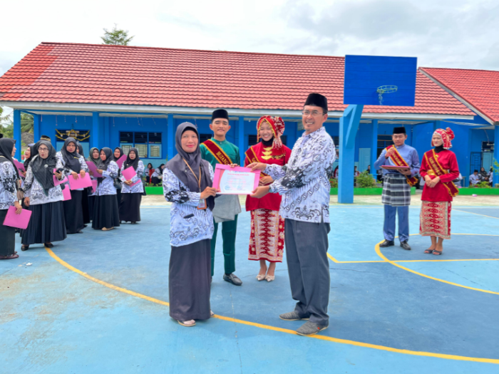 Prestasi Membanggakan, Guru MTsN 2 Tebo Raih Penghargaan pada Peringatan HGN dan HUT PGRI di Tebo Ulu