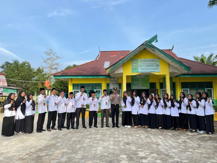 MTs Negeri 2 Tebo Laksanakan Upacara Bendera, Dipimpin Kapolsek Tebo Ulu