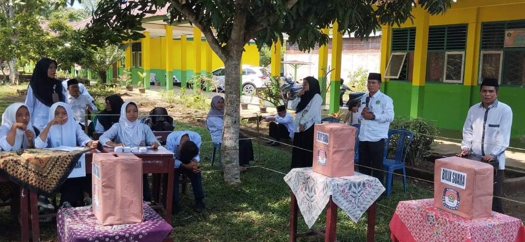 DEMOKRASI DI MTSN 2 TEBO: SISWA SIAP PILIH PEMIMPIN OSIM DENGAN SEMANGAT BARU