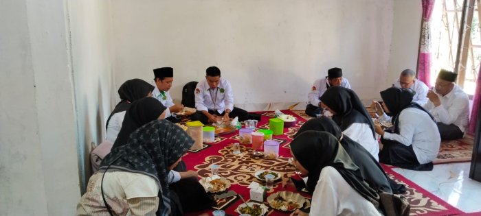 PTK MTs  Negeri 2 Tebo Hadiri Acara Aqiqah Anak Guru MTsNegeri 5 Tebo
